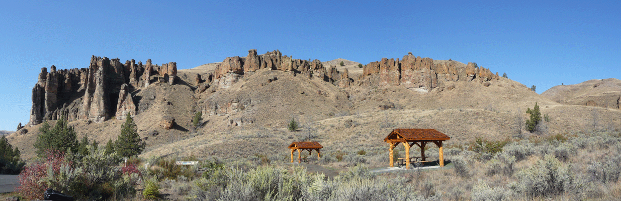 Clarno Pallisade John Day OR panorama