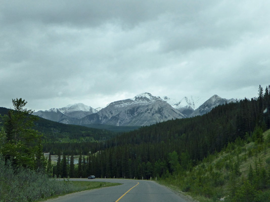 Lake Minnewanka Road view