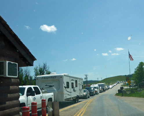 Cars lined up to get into Devils Tower