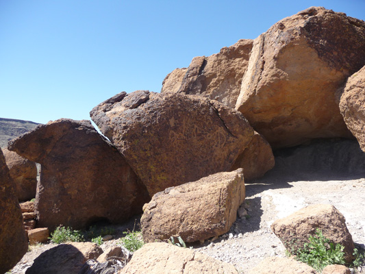 Petrglyphs RIngs Trail Hole in the wall