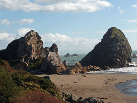 Harris Beach shotgun view between rocks